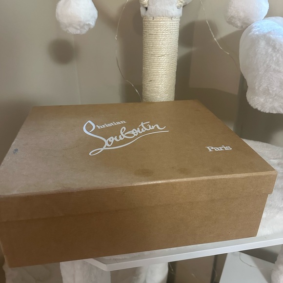 Whit Louboutins bought from the Holt Renfrew in Toronto. 100mm. Size 38 - Picture 4 of 6